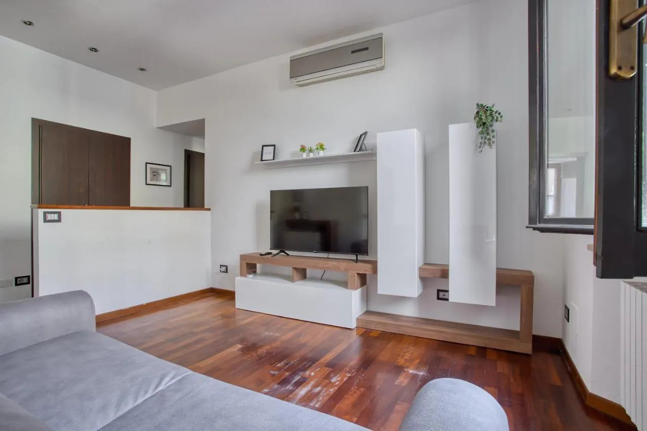 Joivy Tasteful Flat With Balcony Apartment Milan